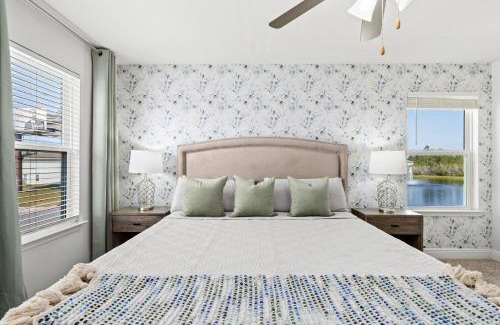 Thomas Drive House | NEW ⁂Serenity Beach⁂ Lakefront 3BRs Close to Beach