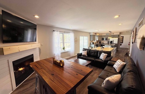 Blakeslee House | NEW Sinca Shores Lakefront Luxury 5BR - With Hot Tub & Fire Pit