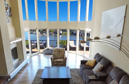 Discovery Bay House | NEW SINGLE PRICES - Large group rental with prime location by the beach