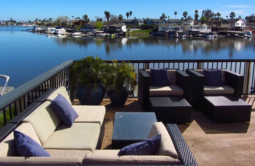 Discovery Bay House | NEW SINGLE PRICES - Large group rental with prime location by the beach
