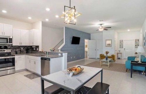 Balm House | NEW Sleek Riverview Townhome 3BR/3BTH Sleeps 6