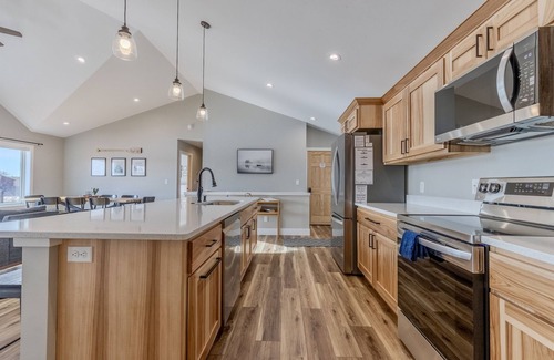 New Lisbon House | NEW!Sleeps 16, Beach, Games, WI Dells 28 Miles