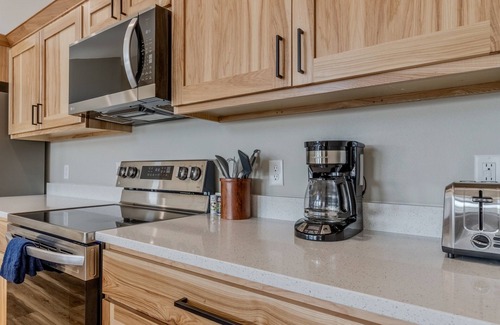 New Lisbon House | NEW!Sleeps 16, Beach, Games, WI Dells 28 Miles