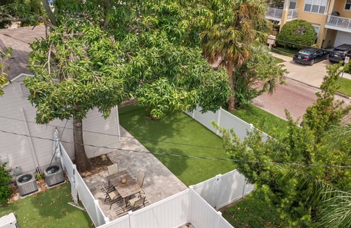 Courier City - Oscawana House | NEW Soho Oasis - Stunning Home In Heart of Soho