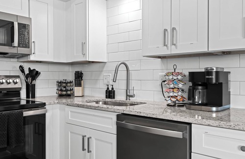 Royal Oak Apartment | New! Spacious 1BR Flat in the Heart of Royal Oak