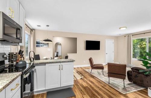 Roseville Apartment | New! Spacious 1BR King Suite - Great Location