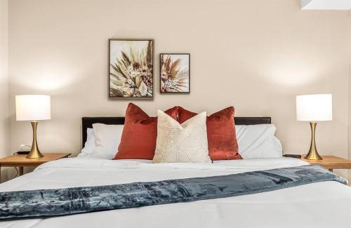 Roseville Apartment | New! Spacious 1BR King Suite - Great Location