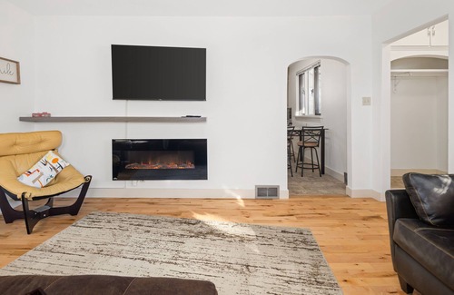 Saskatoon House | New SPACIOUS 2-Bedroom House w/Fireplace + BBQ :)