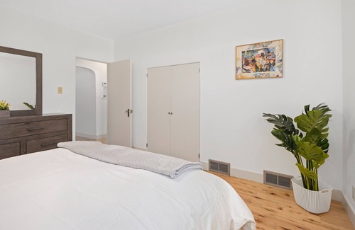 Saskatoon House | New SPACIOUS 2-Bedroom House w/Fireplace + BBQ :)