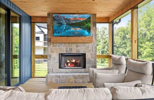Clarkson House | NEW Spacious Clarkson Getaway w Games & Yard