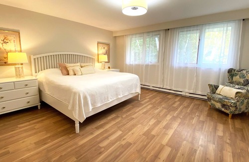 Valentia House | NEW!!! Spacious lakefront cottage close to Toronto