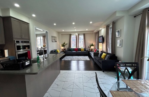 Thorold House | New Spacious Luxurious House, Close to Niagara Falls and Attractions