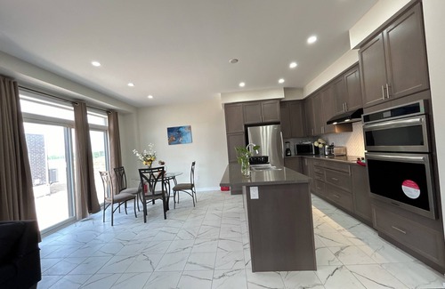 Thorold House | New Spacious Luxurious House, Close to Niagara Falls and Attractions