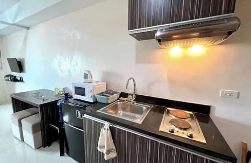North Reclamation Area Condo | NEW Spacious studio near SM/Ayala Malls + fast net