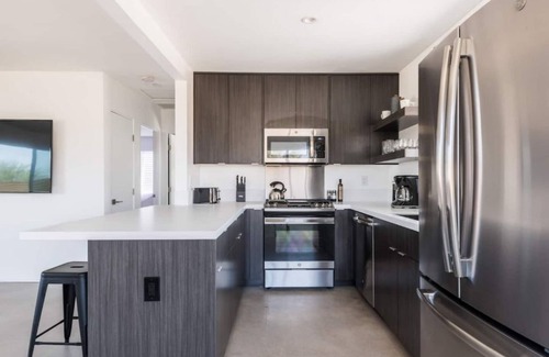 Joshua Tree House | *NEW* Split Rock Cottage | Hot Tub | One Block From Joshua Tree Village