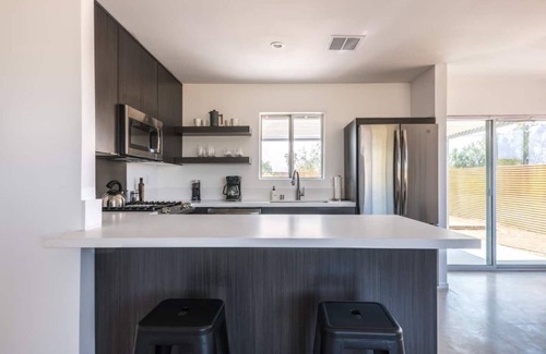 Joshua Tree House | *NEW* Split Rock Cottage | Hot Tub | One Block From Joshua Tree Village