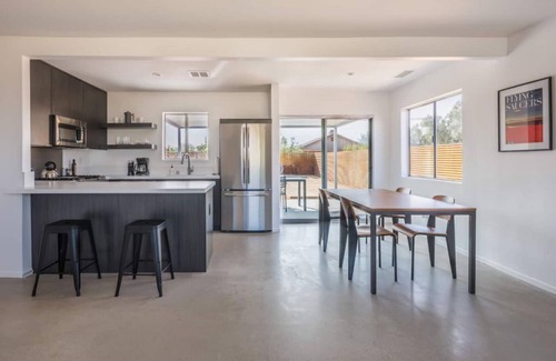 Joshua Tree House | *NEW* Split Rock Cottage | Hot Tub | One Block From Joshua Tree Village