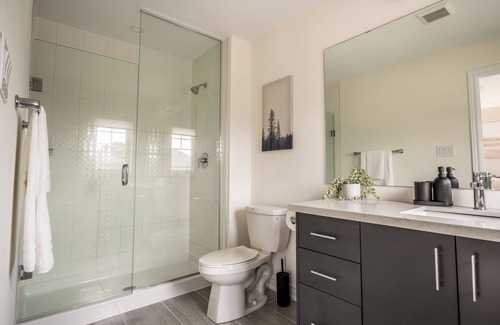 Mount Hope House | New & Spotless Home | 5 bed+4 bath | Wi-Fi | Hamilton Airport | 1hr to Niagara