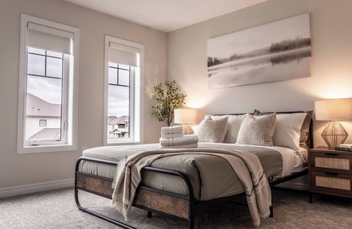 Mount Hope House | New & Spotless Home | 5 bed+4 bath | Wi-Fi | Hamilton Airport | 1hr to Niagara