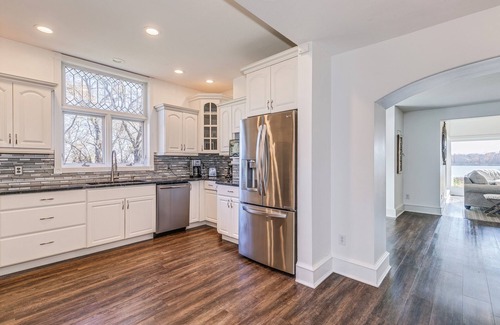 Greenfield House | NEW! Stunning Lakeside Getaway, AC + WiFi