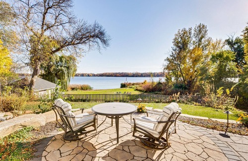 Greenfield House | NEW! Stunning Lakeside Getaway, AC + WiFi