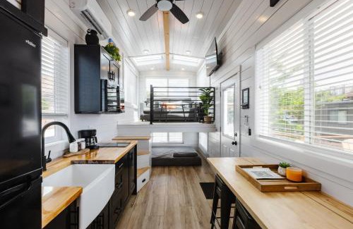 Apple Valley House | NEW Stunning Tiny Home w private deck firepit BBQ