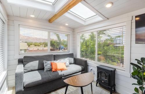 Apple Valley House | NEW Stunning Tiny Home w private deck firepit BBQ