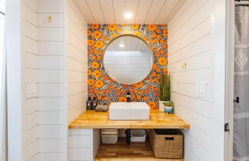 Apple Valley House | NEW Stunning Tiny Home w private deck firepit BBQ