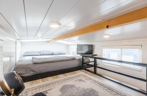 Apple Valley House | NEW Stunning Tiny Home w private deck firepit BBQ