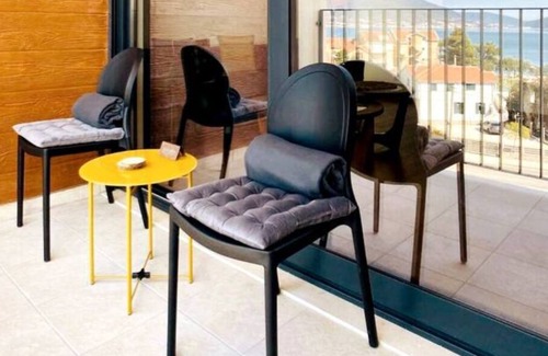 Tomicici Apartment | NEW! Stylish 2 bedroom condo with views of the Bay & Pool