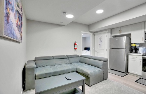 Southeast Calgary House | New Stylish 2BR/3BD/2BT/Work From Home/Indoor Games & Lake Access