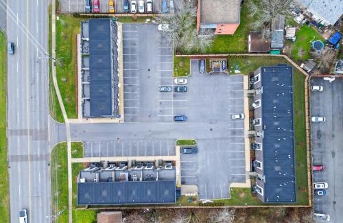Niagara Falls Apartment | NEW Stylish 2BR Suite With Sofa Bed, 7 Mins to Niagara Falls and Sleeps 6