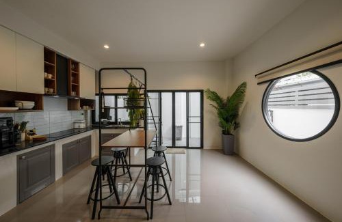 Phra Khanong Nuea House | New Stylish Modern Home 4BR 12pax 200m BTS PhraKhanong