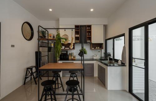 Phra Khanong Nuea House | New Stylish Modern Home 4BR 12pax 200m BTS PhraKhanong
