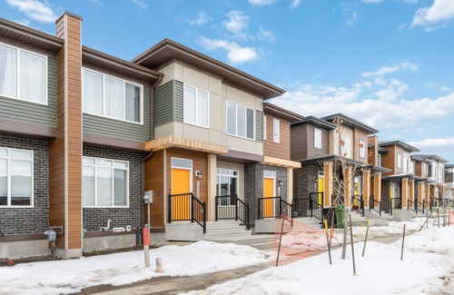 Southwest Edmonton House | New Stylish Townhouse Perfect For short or longer stays