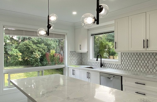 Whitby House | New tastefully renovated home-Modern kitchen-Large Ensuites-Central location