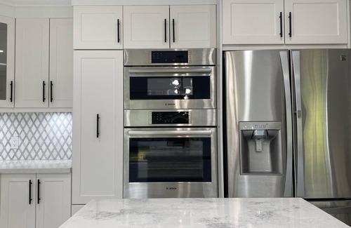 Whitby House | New tastefully renovated home-Modern kitchen-Large Ensuites-Central location