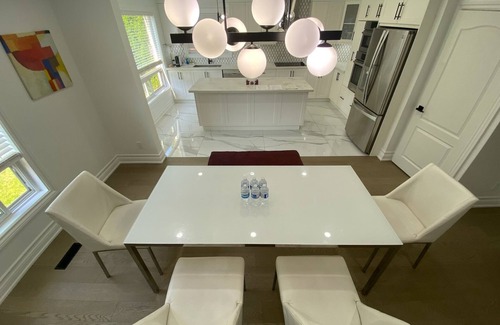 Whitby House | New tastefully renovated home-Modern kitchen-Large Ensuites-Central location