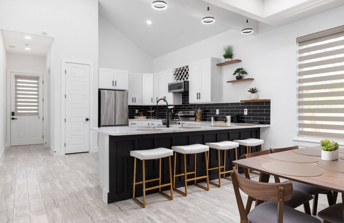 San Antonio House | New Texas Home close to downtown San Antonio, TX & minutes to Frost Bank Center