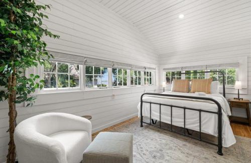 Hyde Park Apartment | NEW! The Adaline Room #9 - Updated Hyde Park Penthouse, Steps to Bayshore