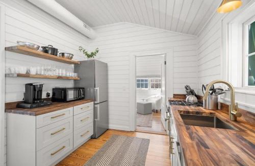 Hyde Park Apartment | NEW! The Adaline Room #9 - Updated Hyde Park Penthouse, Steps to Bayshore
