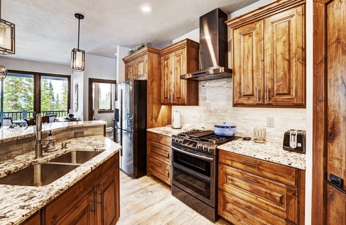 Quandary Village House | NEW The Hamilton Chalet: Seclusion and Luxury, Private Hot Tub, Incredible Mtn Views