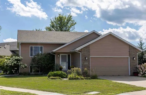 Sioux Falls House | New~The Lily Pad~Hot tub & Sauna/Dog&Kid Friendly