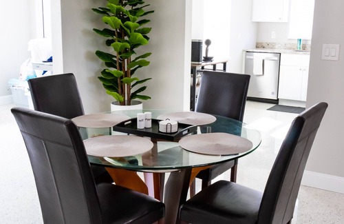 Anona House | NEW! The Seafoam Bungalow - close to beaches!