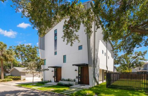 Hyde Park House | NEW! The Strata Barn - Luxury Hyde Park Townhome