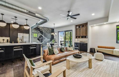 Hyde Park House | NEW! The Strata Barn - Luxury Hyde Park Townhome