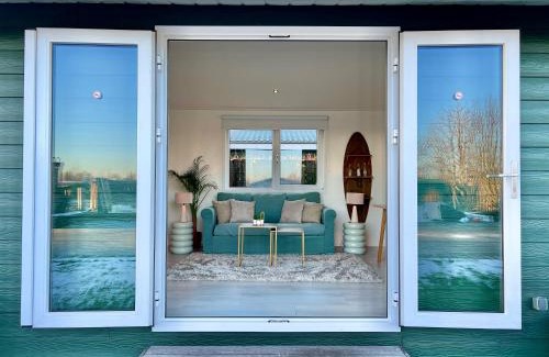 Baambrugse Zuwe Ski Chalet | NEW - The Surf Shack - on a lake near Amsterdam!