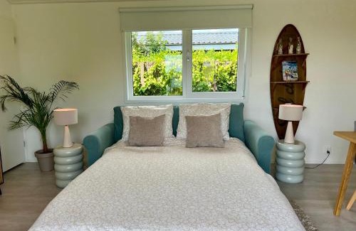 Baambrugse Zuwe Ski Chalet | NEW - The Surf Shack - on a lake near Amsterdam!