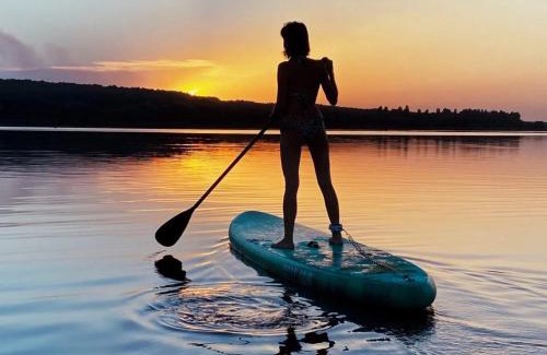 Baambrugse Zuwe Ski Chalet | NEW - The Surf Shack - on a lake near Amsterdam!
