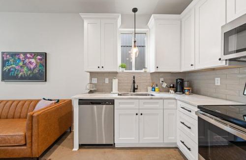Lafayette Apartment | NEW Thibodeaux House Cajun Luxury 65 TV Fast WiFi